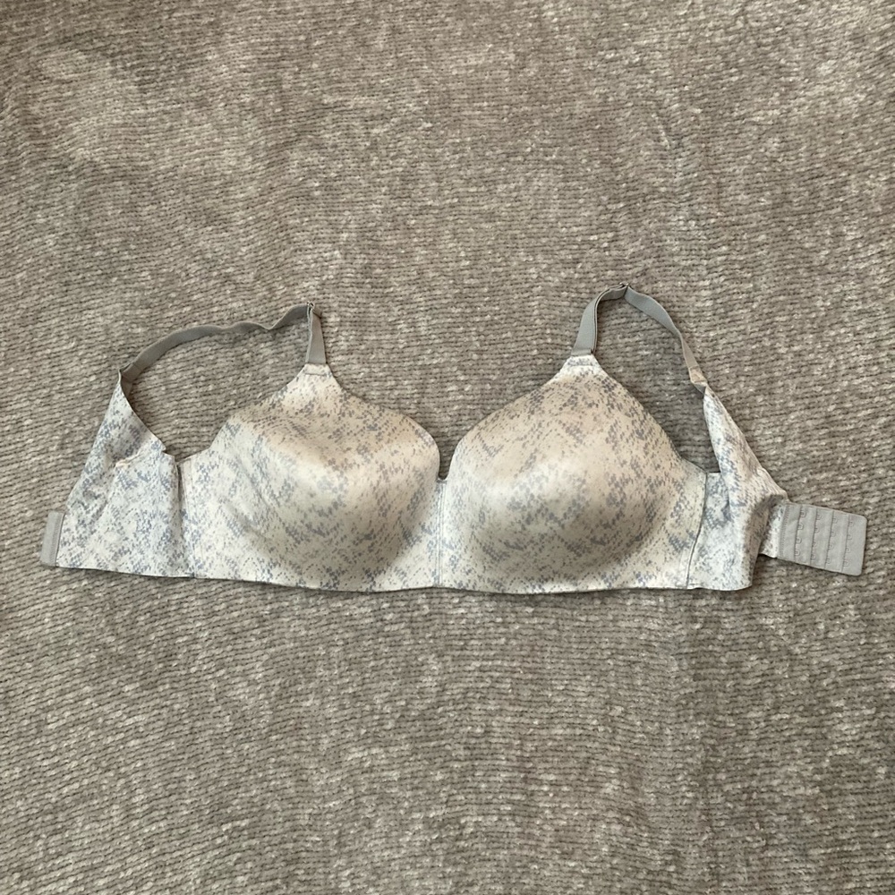 Secret Treasures‎ Bra 38DDD Lightly Lined Silver Pattern Wireless Comfort